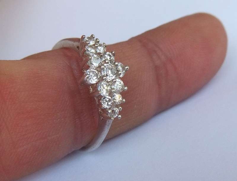 WOW !! AN ELEGANT SOLID STERLING SILVER CLUSTER TYPE RING SET WITH FACETED CZ STONES !!