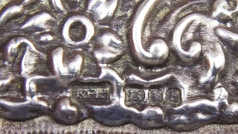 A BEAUTIFUL HIGHLY DETAILED OLD PHOTO FRAME WITH LONDON HALLMARKED STERLING SILVER "INNER FRAME"