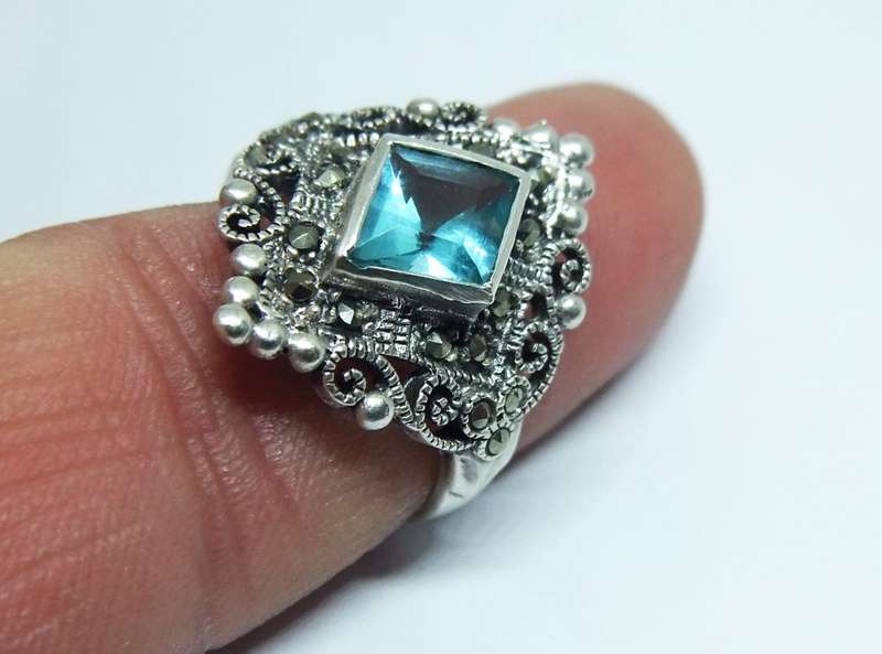 MUST HAVE !! AN EYE CATCHING STERLING SILVER RING WITH A FACETED BLUE INSET AND MARCASITE !! WOW !!