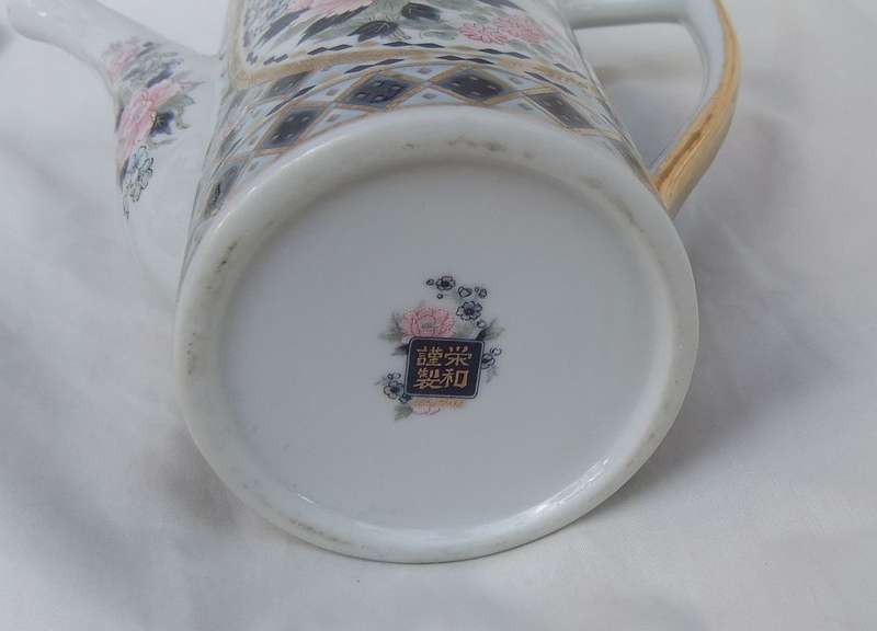 WOW !! A CLASSY VINTAGE " SIGNED " JAPANESE QUALITY PORCELAIN TEAPOT IN EXCELLENT CONDITION !!