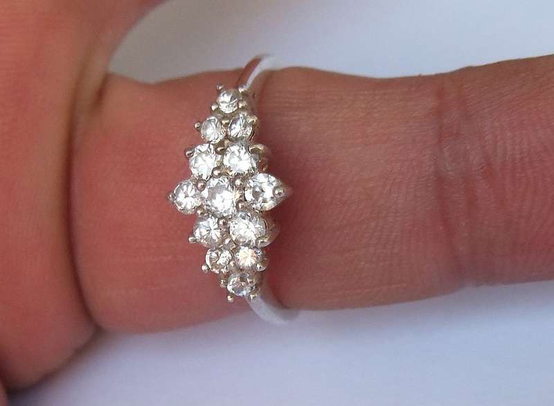 WOW !! AN ELEGANT SOLID STERLING SILVER CLUSTER TYPE RING SET WITH FACETED CZ STONES !!