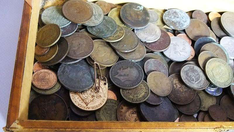 COOL FIND !! OVER 300 COINS FROM THE 1800`S ONWARD PLUS 11 OLD NOTES , A MEDALLION AND MORE ....