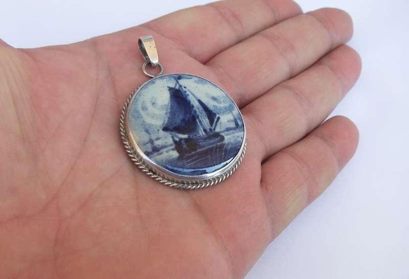 WOW !! A RARE LARGE VINTAGE DUTCH SILVER PENDANT SET WITH A HANDPAINTED SHIP MOTIF DELFT TILE !!