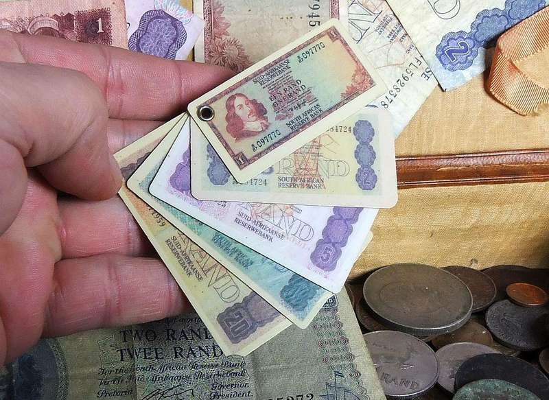 COOL FIND !! OVER 300 COINS FROM THE 1800`S ONWARD PLUS 11 OLD NOTES , A MEDALLION AND MORE ....