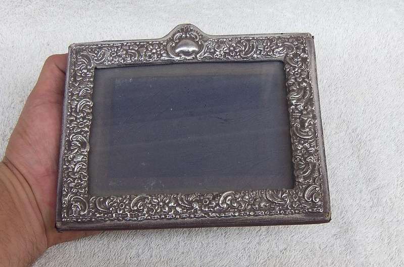 A BEAUTIFUL HIGHLY DETAILED OLD PHOTO FRAME WITH LONDON HALLMARKED STERLING SILVER "INNER FRAME"