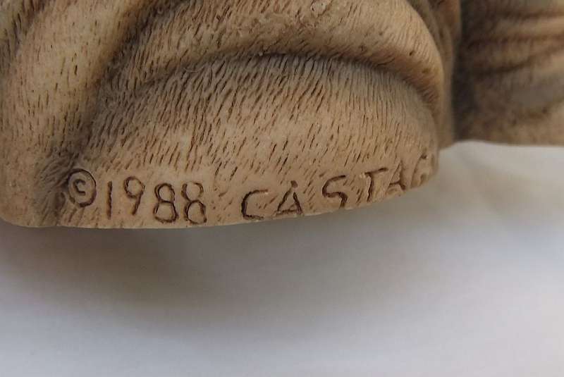 AN ADORABLE DETAILED VINTAGE SHAR-PEI FIGURINE BY CASTAGNA OF ITALY WITH ORIGINAL BOX DATED 1988