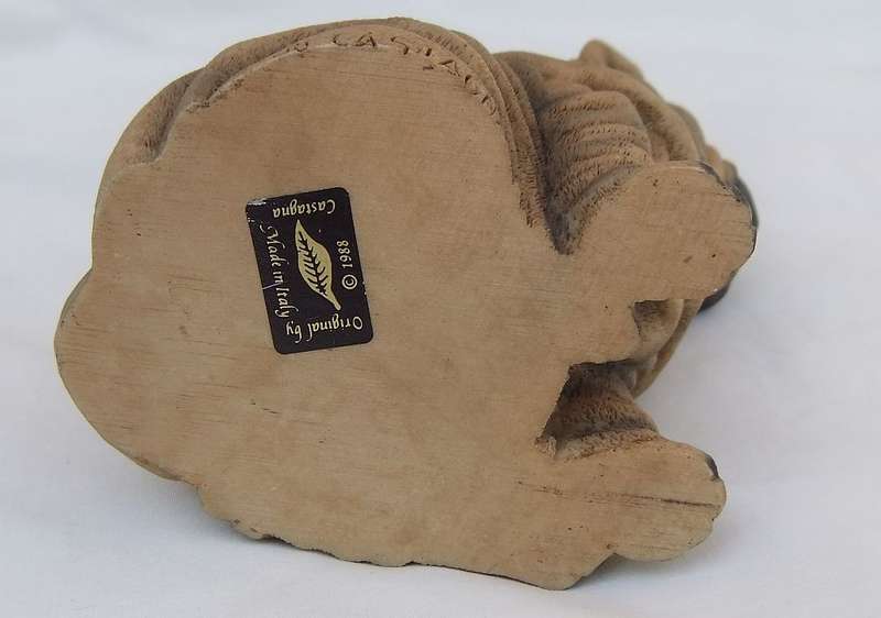 AN ADORABLE DETAILED VINTAGE SHAR-PEI FIGURINE BY CASTAGNA OF ITALY WITH ORIGINAL BOX DATED 1988
