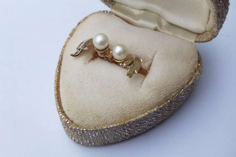 WOW !! A STUNNING PAIR OF VINTAGE 9CT GOLD AND GENUINE PEARL EARRINGS WITH HEART SHAPED BOX !!