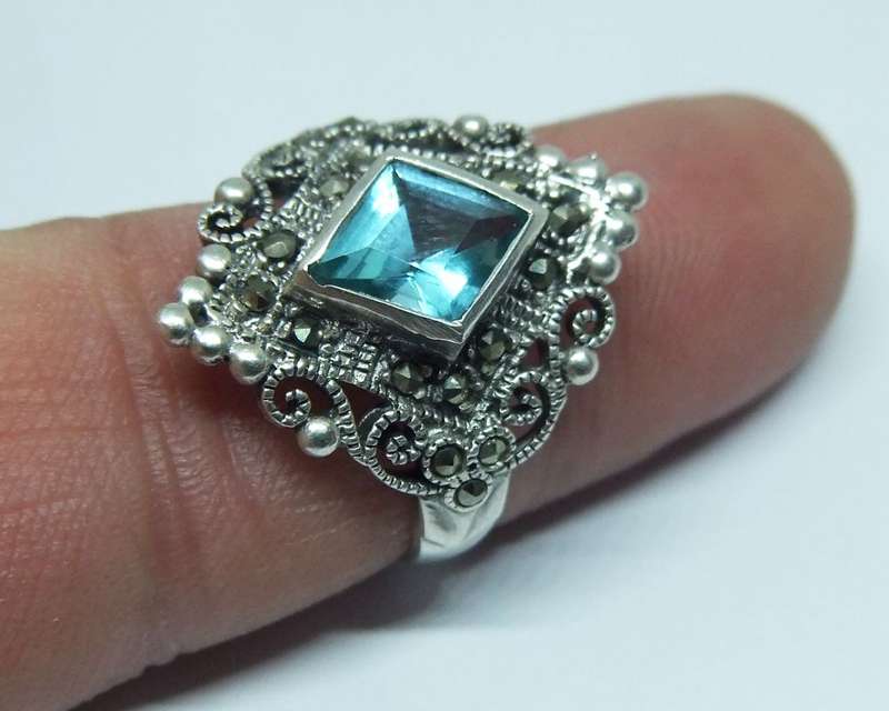 MUST HAVE !! AN EYE CATCHING STERLING SILVER RING WITH A FACETED BLUE INSET AND MARCASITE !! WOW !!