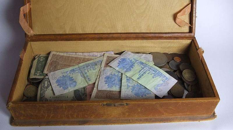 COOL FIND !! OVER 300 COINS FROM THE 1800`S ONWARD PLUS 11 OLD NOTES , A MEDALLION AND MORE ....