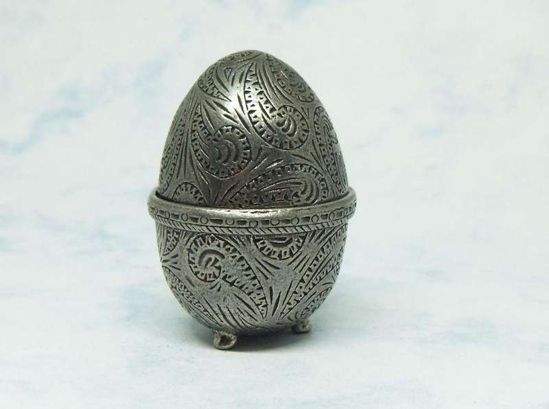 AN ADORABLE VINTAGE EGG SHAPED PEWTER TRINKET BOX WITH MAKERS STAMP ON BASE !! LOOKS IMPORTANT !!