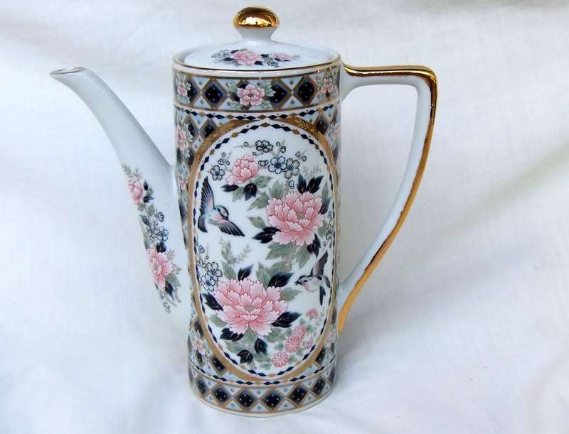 WOW !! A CLASSY VINTAGE " SIGNED " JAPANESE QUALITY PORCELAIN TEAPOT IN EXCELLENT CONDITION !!