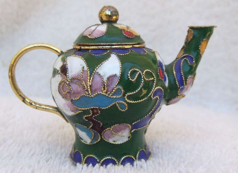 WOW !! AN ADORABLE VINTAGE MINIATURE CHINESE CLOISONNE TEAPOT WITH LID !! MUST HAVE !!