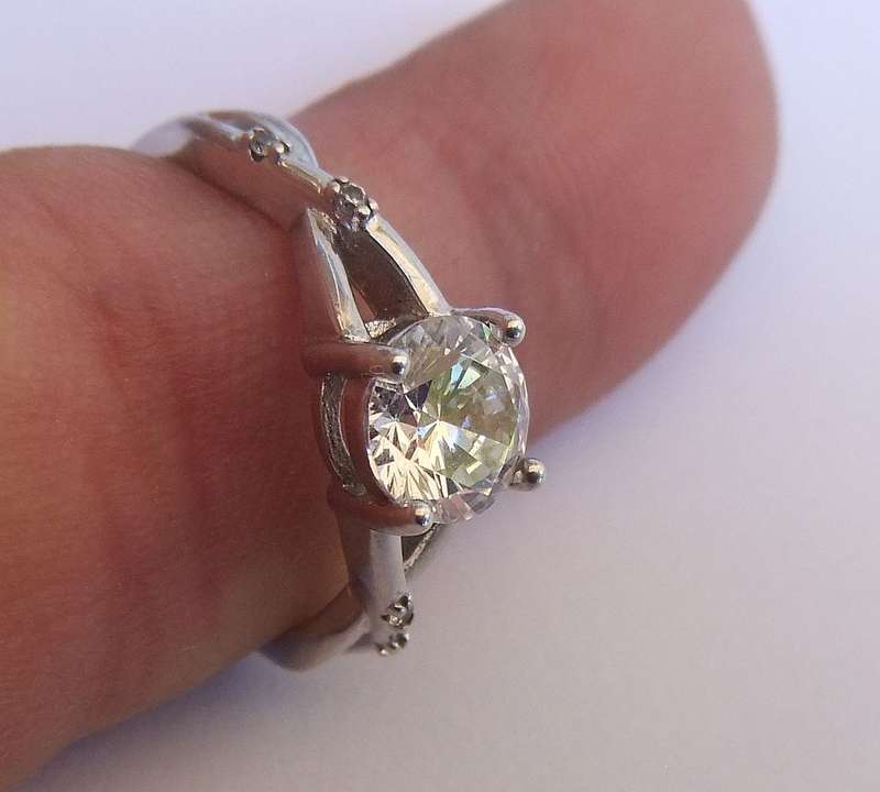 WOW !! A BEAUTIFUL SOLID STERLING SILVER RING SET WITH FACETED CLEAR STONES IN GREAT CONDITION !!