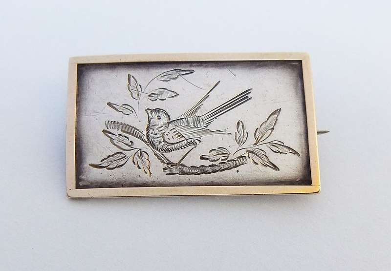 A VERY CLASSY SOLID SILVER VICTORIAN ERA BROOCH WITH ENGRAVED BIRD MOTIF !! MUST HAVE THIS ONE !!