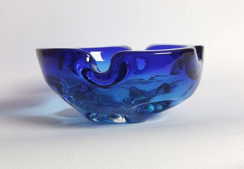 WOW !! A STUNNING VINTAGE TWO TONE BLUE 1950`S MURANO GLASS ASHTRAY IN EXCELLENT CONDITION !!