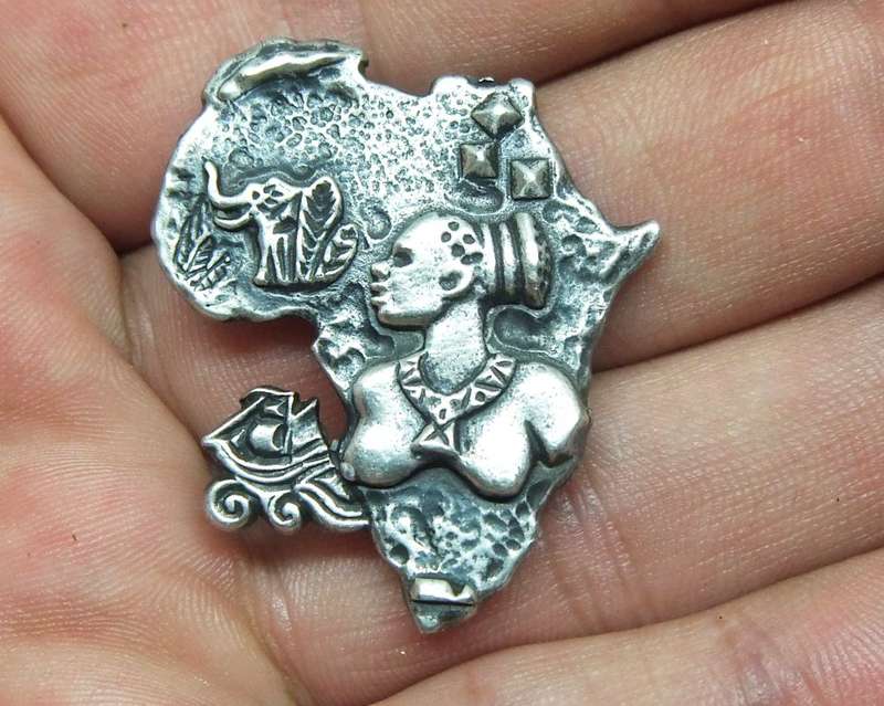 A BEAUTIFULLY DETAILED HEAVY VINTAGE STERLING SILVER AFRICA THEMED BROOCH WITH AFRICAN MOTIFS !!