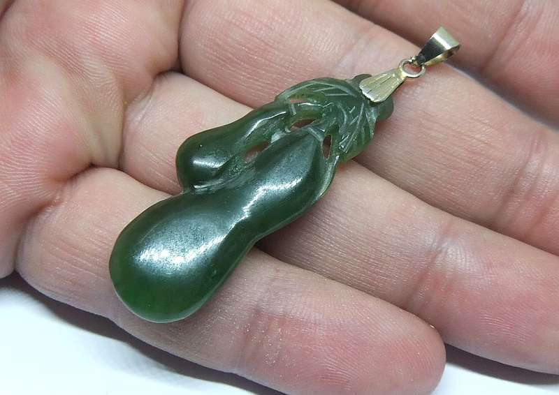 TOO COOL !! A RARE VINTAGE CHINESE CARVED JADE GOURD FRUIT PENDANT !!
