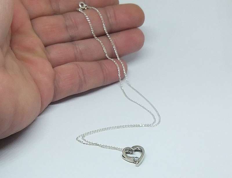 A CHARMING STERLING SILVER HEART PENDANT WITH FACETED INSET PLUS A STERLING SILVER NECKLACE !!