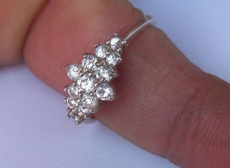 WOW !! AN ELEGANT SOLID STERLING SILVER CLUSTER TYPE RING SET WITH FACETED CZ STONES !!