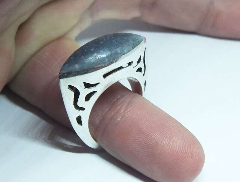 AN AMAZING SOLID STERLING SILVER RING SET WITH A BLUE CABOCHON STONE PLUS FREE GIFT BOX