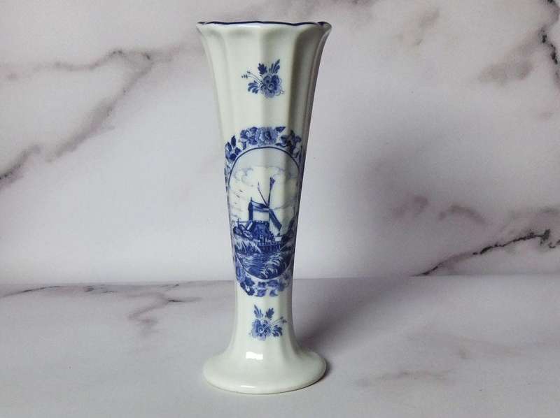 A CLASSY VINTAGE DELFTS HOLLAND FLUTED VASE BY THE OUDE MOLEN FABRIEK IN EXCELLENT CONDITION