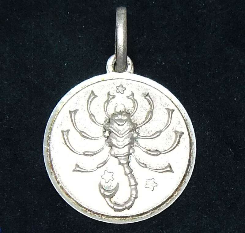 A VINTAGE SOLID STERLING SILVER ""SCORPIO"" STAR SIGN PENDANT - ZODIAC 13