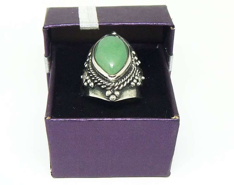 A SUPER HEAVY SOLID STERLING SILVER RING WITH A CABOCHON JADEITE STONE INSET PLUS GIFT BOX