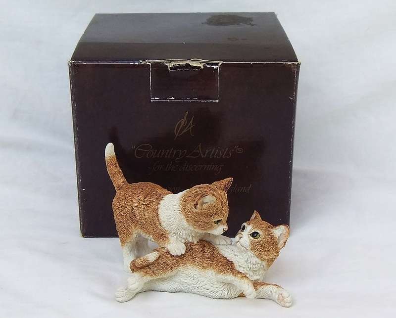 A VINTAGE " KITTENS AT PLAY " FIGURINE BY COUNTRY ARTISTS OF ENGLAND DATED 1993 WITH ORIGINAL BOX