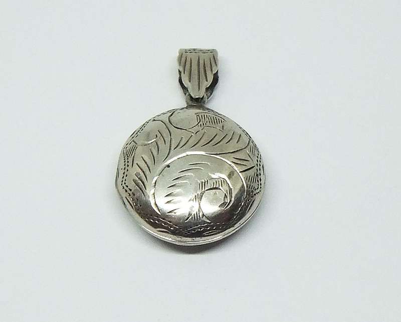 WOW !! A VINTAGE STERLING SILVER LOCKER PENDANT WITH INTRICATE ENGRAVED DETAIL !! GREAT CONDITION !!
