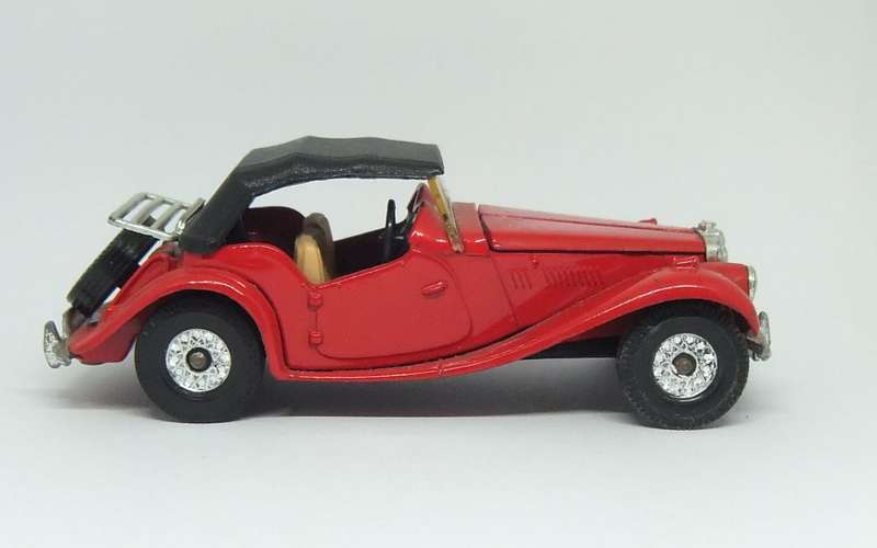 A VINTAGE DIE CAST METAL MODEL OF THE 1954 MG-TF 1500 BY CORGI