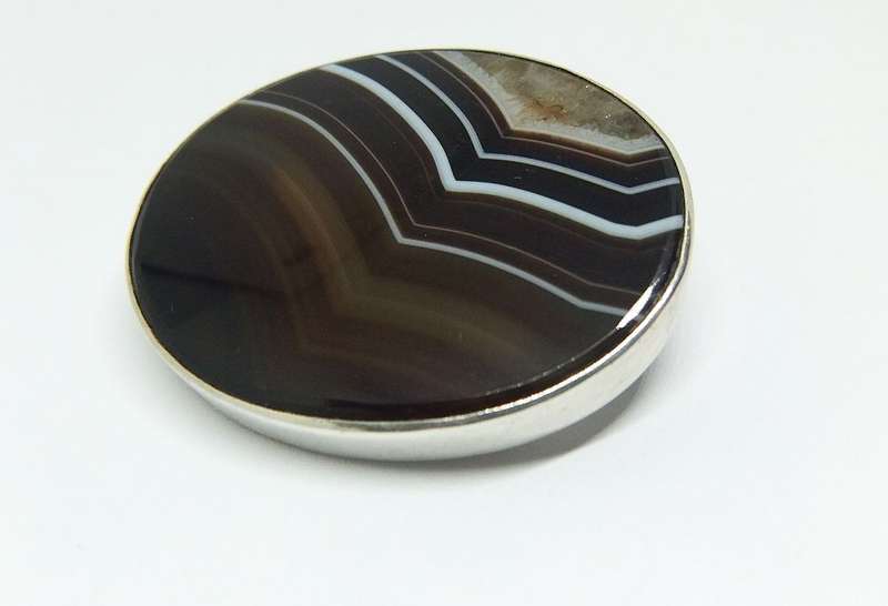 A STUNNING VINTAGE STERLING SILVER BROOCH SET WITH HIGH QUALITY BLACK BANDED AGATE GEMSTONE