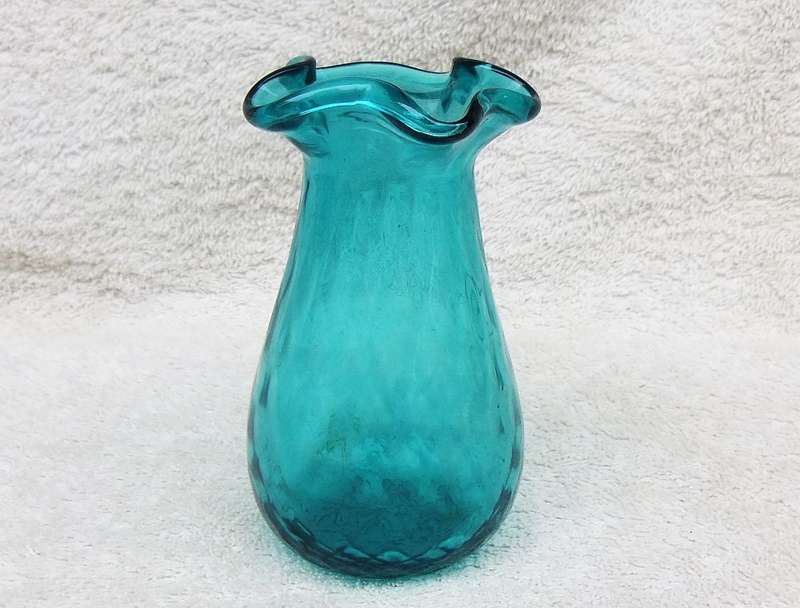 A STUNNING VICTORIAN TEXTURED BLUE GLASS POSY VASE WITH FRILL RIM