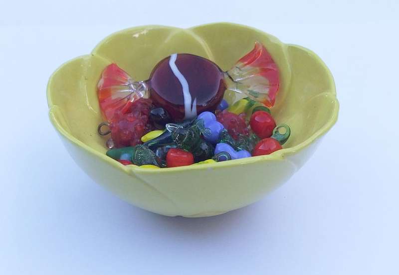 A VINTAGE MURANO GLASS SWEET PLUS MINIATURE GLASS FRUIT AND VEGETABLES PLUS FREE LITTLE BOWL