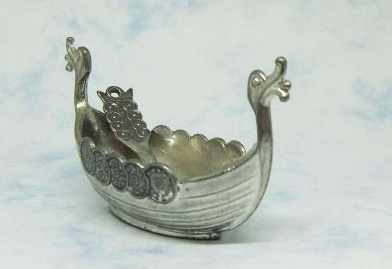A RARELY SEEN VINTAGE NORWEGIAN PEWTER VIKING BOAT MOTIF OPEN SALT WITH ORE SHAPED SALT SPOON