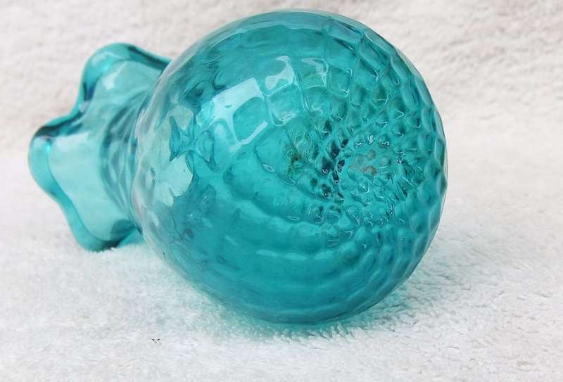 A STUNNING VICTORIAN TEXTURED BLUE GLASS POSY VASE WITH FRILL RIM