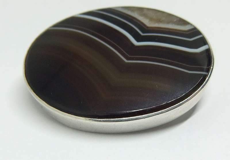 A STUNNING VINTAGE STERLING SILVER BROOCH SET WITH HIGH QUALITY BLACK BANDED AGATE GEMSTONE