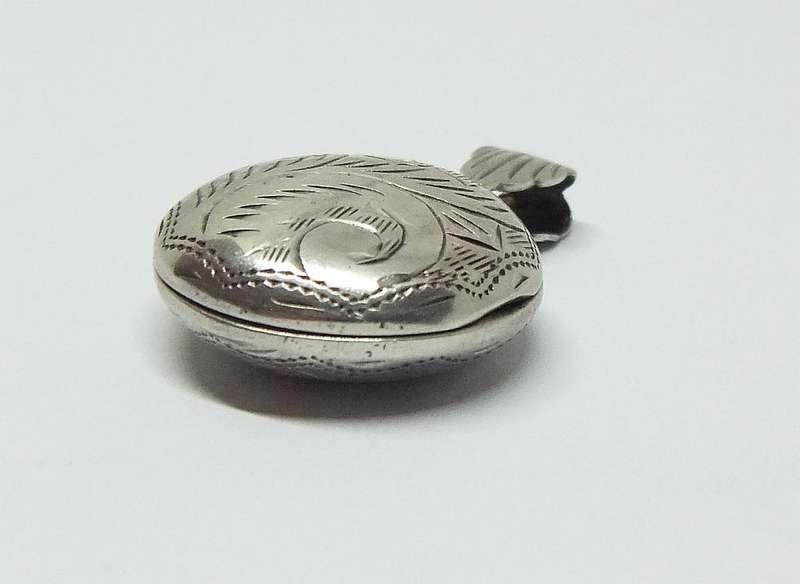 WOW !! A VINTAGE STERLING SILVER LOCKER PENDANT WITH INTRICATE ENGRAVED DETAIL !! GREAT CONDITION !!