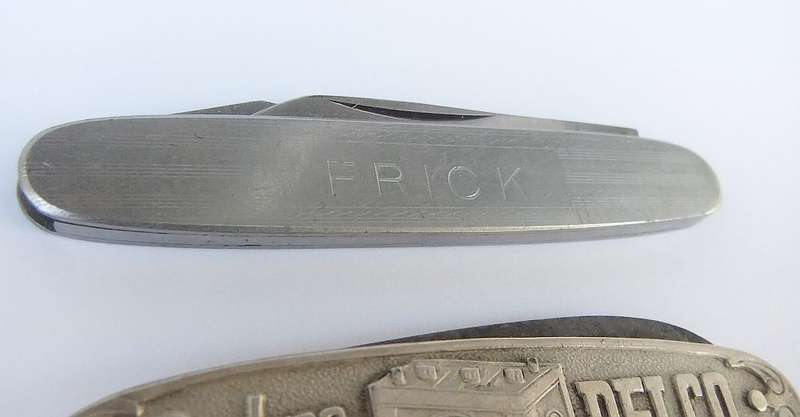 THREE VINTAGE ADVERTISING POCKET KNIVES - FRICK SEWING MACHINES / DELCO CAR PARTS / GEORGE FINDLAY