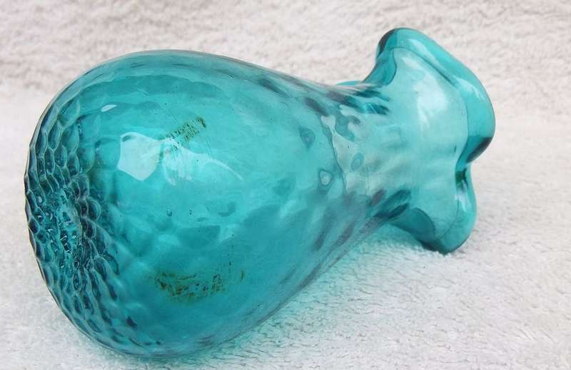 A STUNNING VICTORIAN TEXTURED BLUE GLASS POSY VASE WITH FRILL RIM