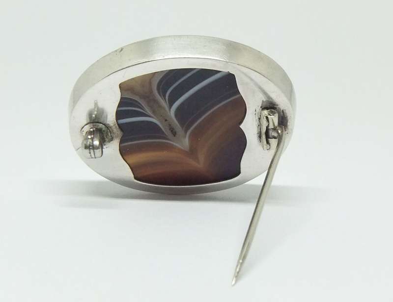 A STUNNING VINTAGE STERLING SILVER BROOCH SET WITH HIGH QUALITY BLACK BANDED AGATE GEMSTONE
