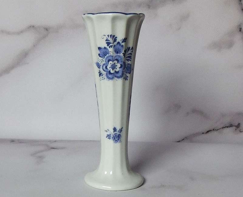 A CLASSY VINTAGE DELFTS HOLLAND FLUTED VASE BY THE OUDE MOLEN FABRIEK IN EXCELLENT CONDITION