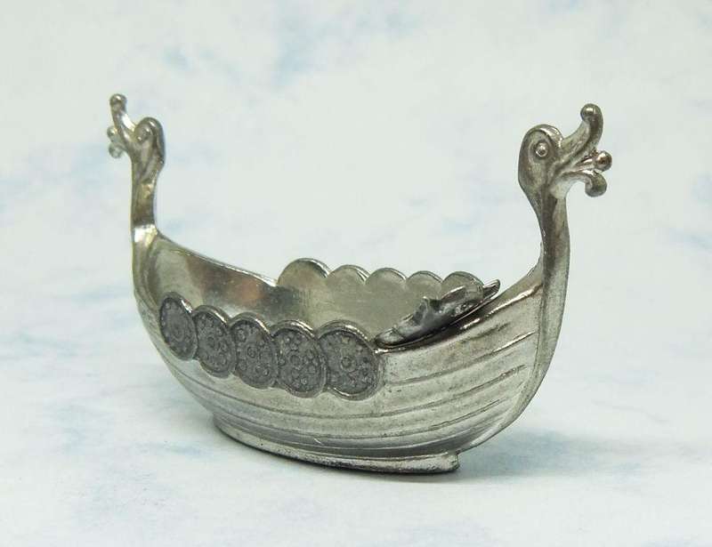 A RARELY SEEN VINTAGE NORWEGIAN PEWTER VIKING BOAT MOTIF OPEN SALT WITH ORE SHAPED SALT SPOON