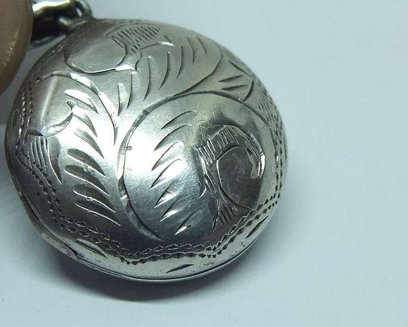 WOW !! A VINTAGE STERLING SILVER LOCKER PENDANT WITH INTRICATE ENGRAVED DETAIL !! GREAT CONDITION !!