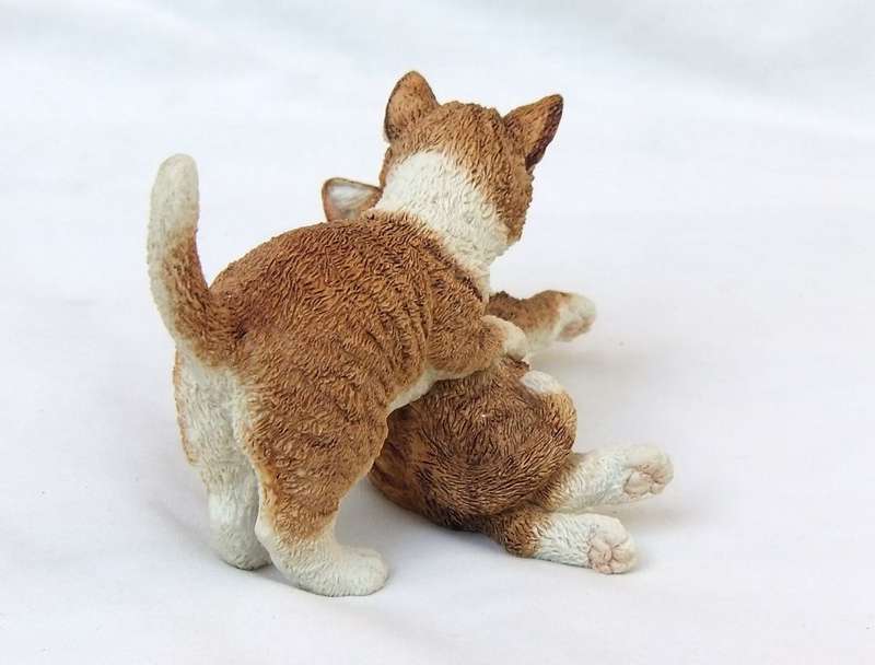 A VINTAGE " KITTENS AT PLAY " FIGURINE BY COUNTRY ARTISTS OF ENGLAND DATED 1993 WITH ORIGINAL BOX