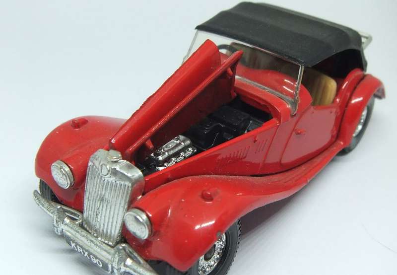 A VINTAGE DIE CAST METAL MODEL OF THE 1954 MG-TF 1500 BY CORGI
