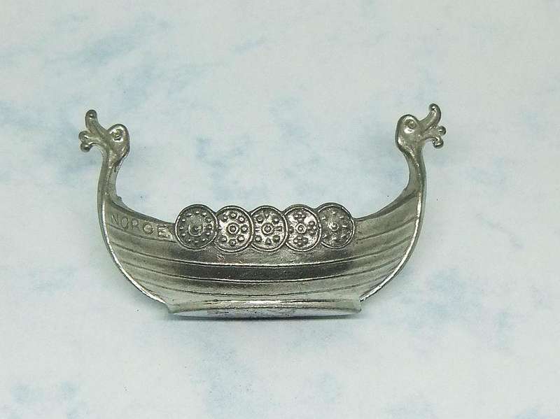 A RARELY SEEN VINTAGE NORWEGIAN PEWTER VIKING BOAT MOTIF OPEN SALT WITH ORE SHAPED SALT SPOON