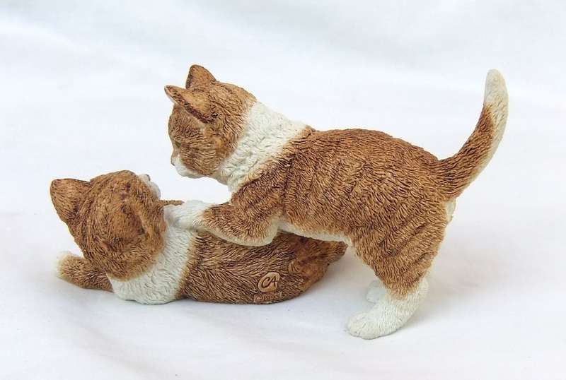 A VINTAGE " KITTENS AT PLAY " FIGURINE BY COUNTRY ARTISTS OF ENGLAND DATED 1993 WITH ORIGINAL BOX