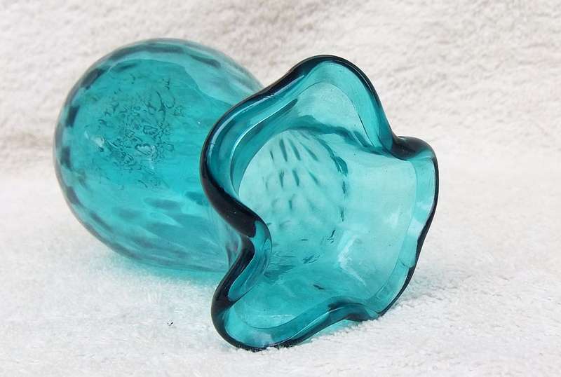 A STUNNING VICTORIAN TEXTURED BLUE GLASS POSY VASE WITH FRILL RIM