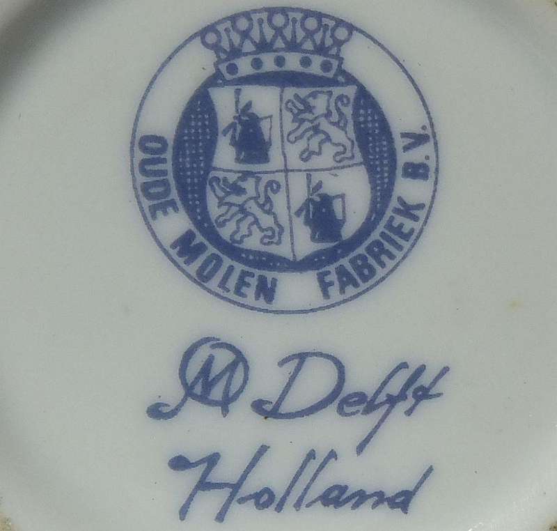 A CLASSY VINTAGE DELFTS HOLLAND FLUTED VASE BY THE OUDE MOLEN FABRIEK IN EXCELLENT CONDITION